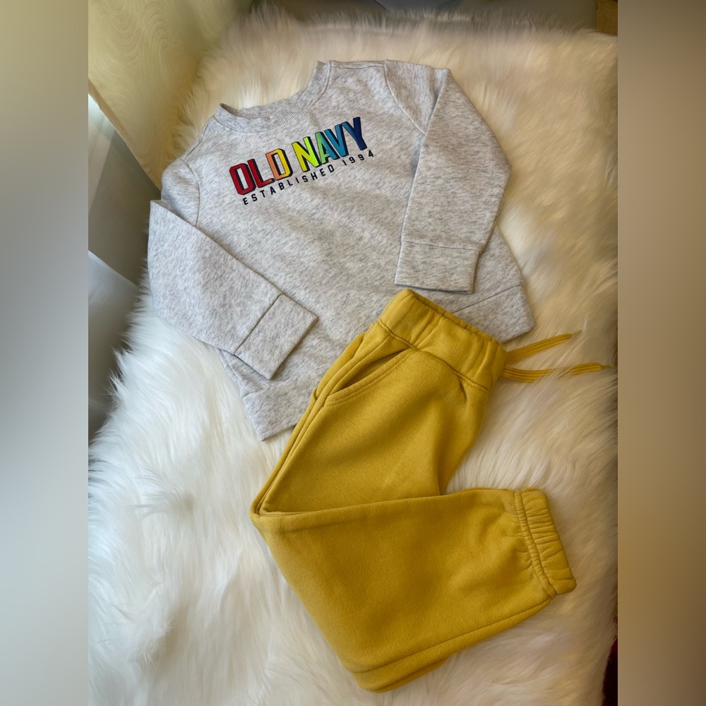 OLDNAVY Sweatshirt + sweatpants bundle size 2T (Unisex)
